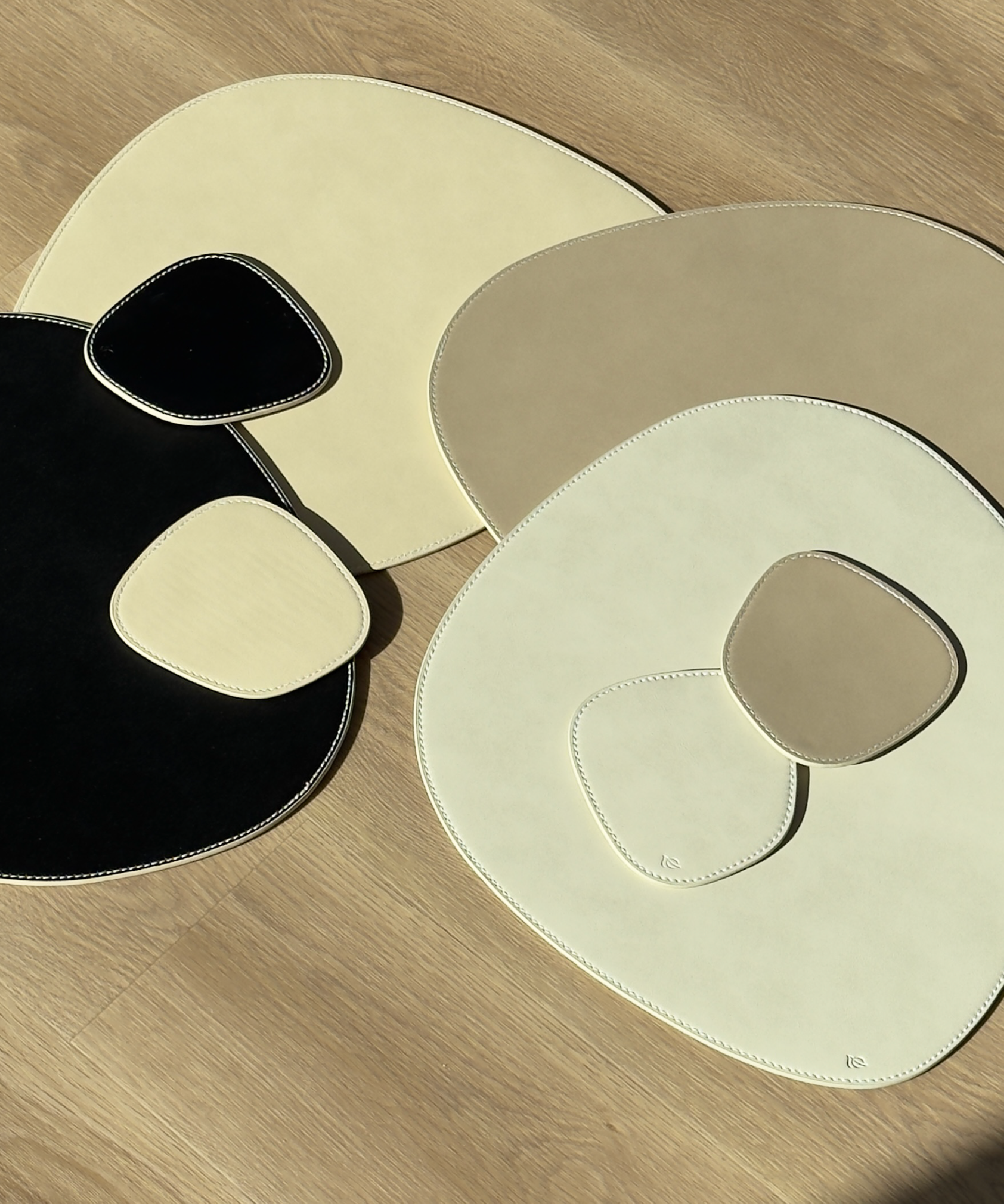 Plate and glass coasters black/beige | Jade