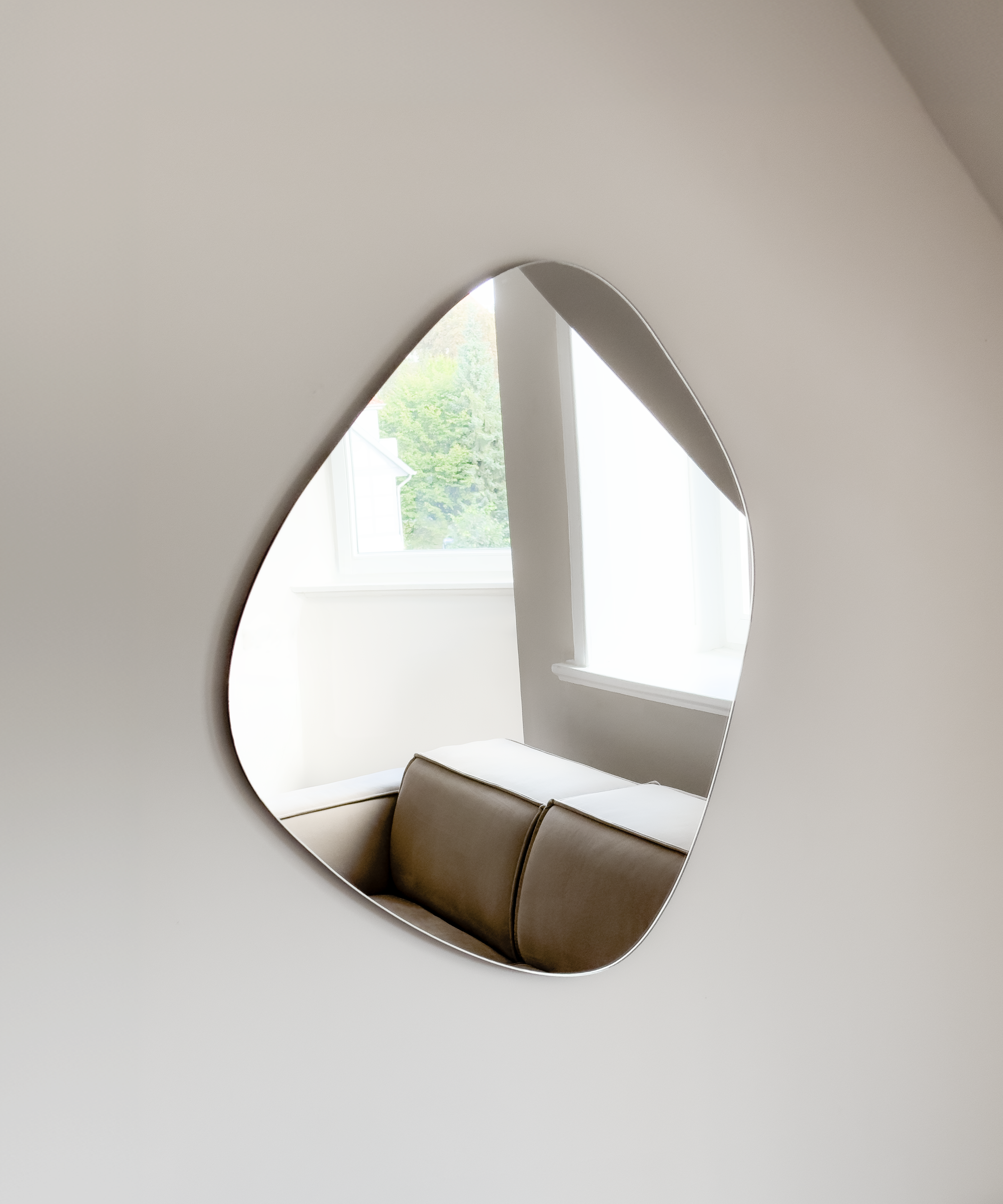 Frameless mirror in curved shape | Ava