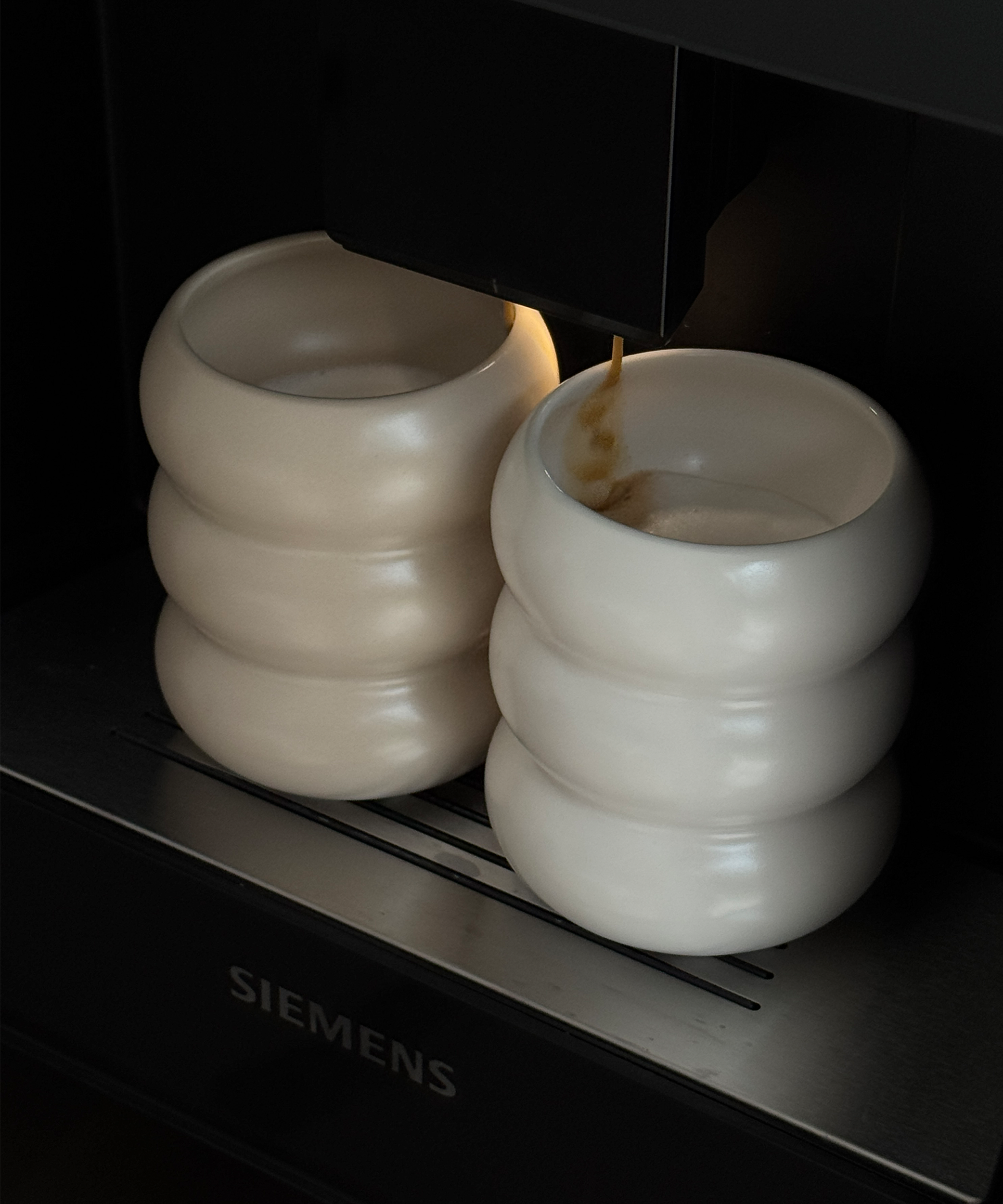 Wave-shaped ceramic mug white | Mya