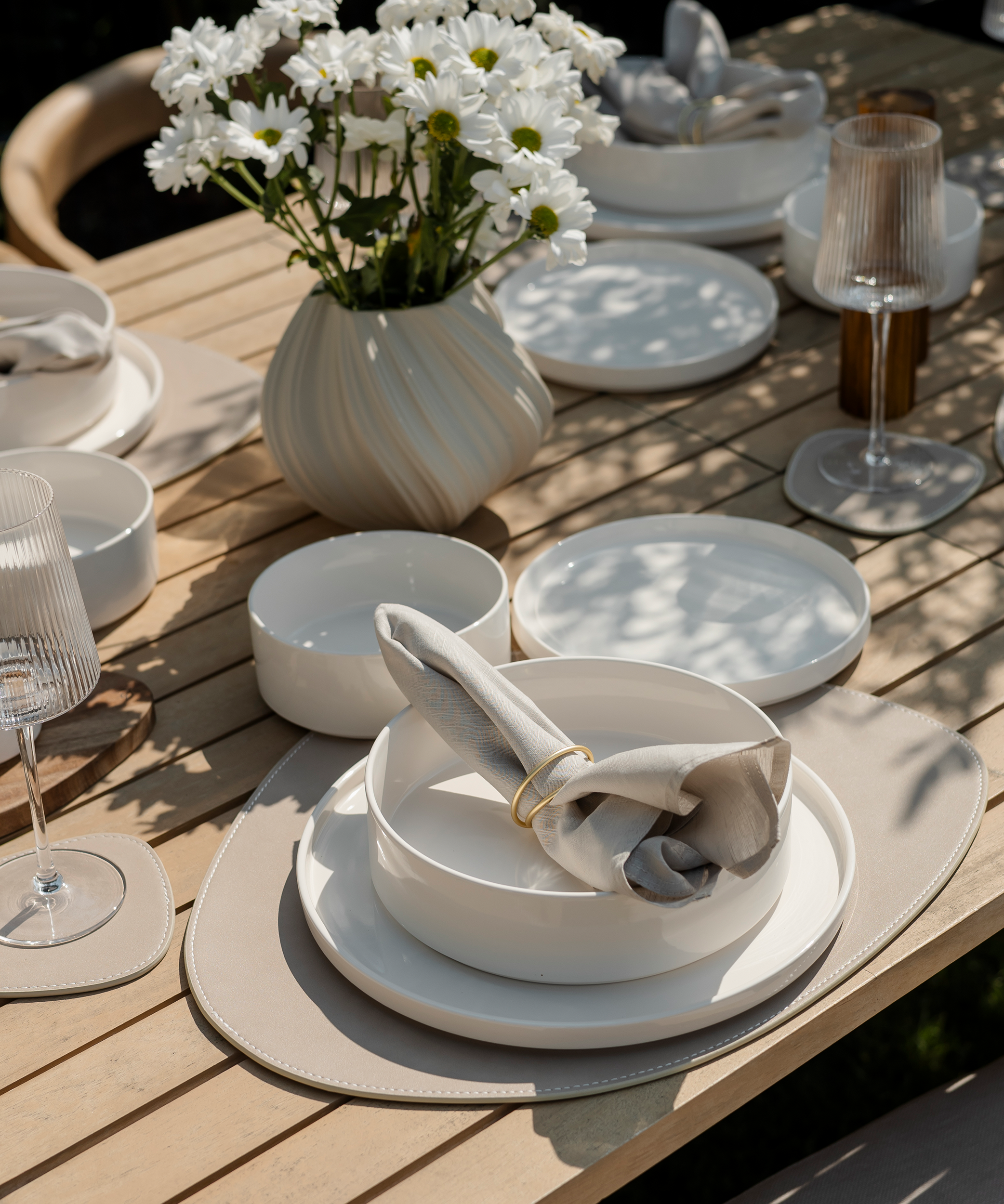 24-piece tableware set in cream white