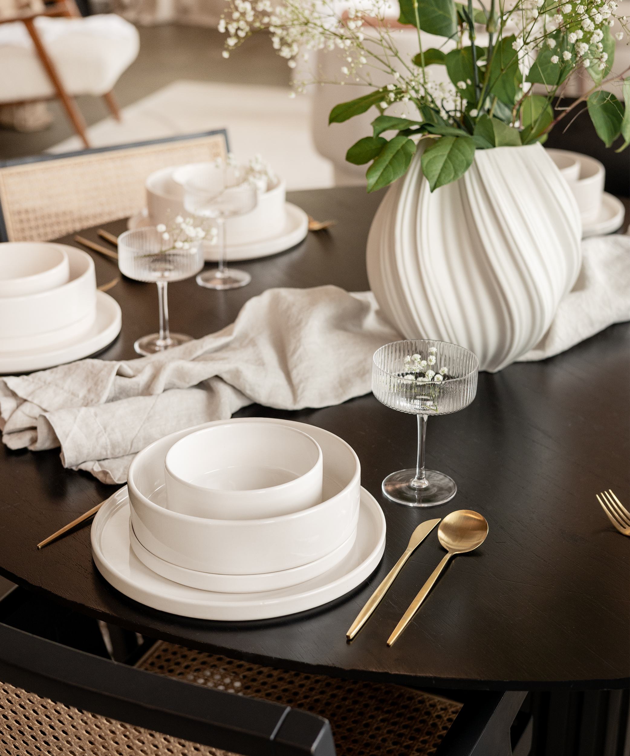 24-piece tableware set in cream white