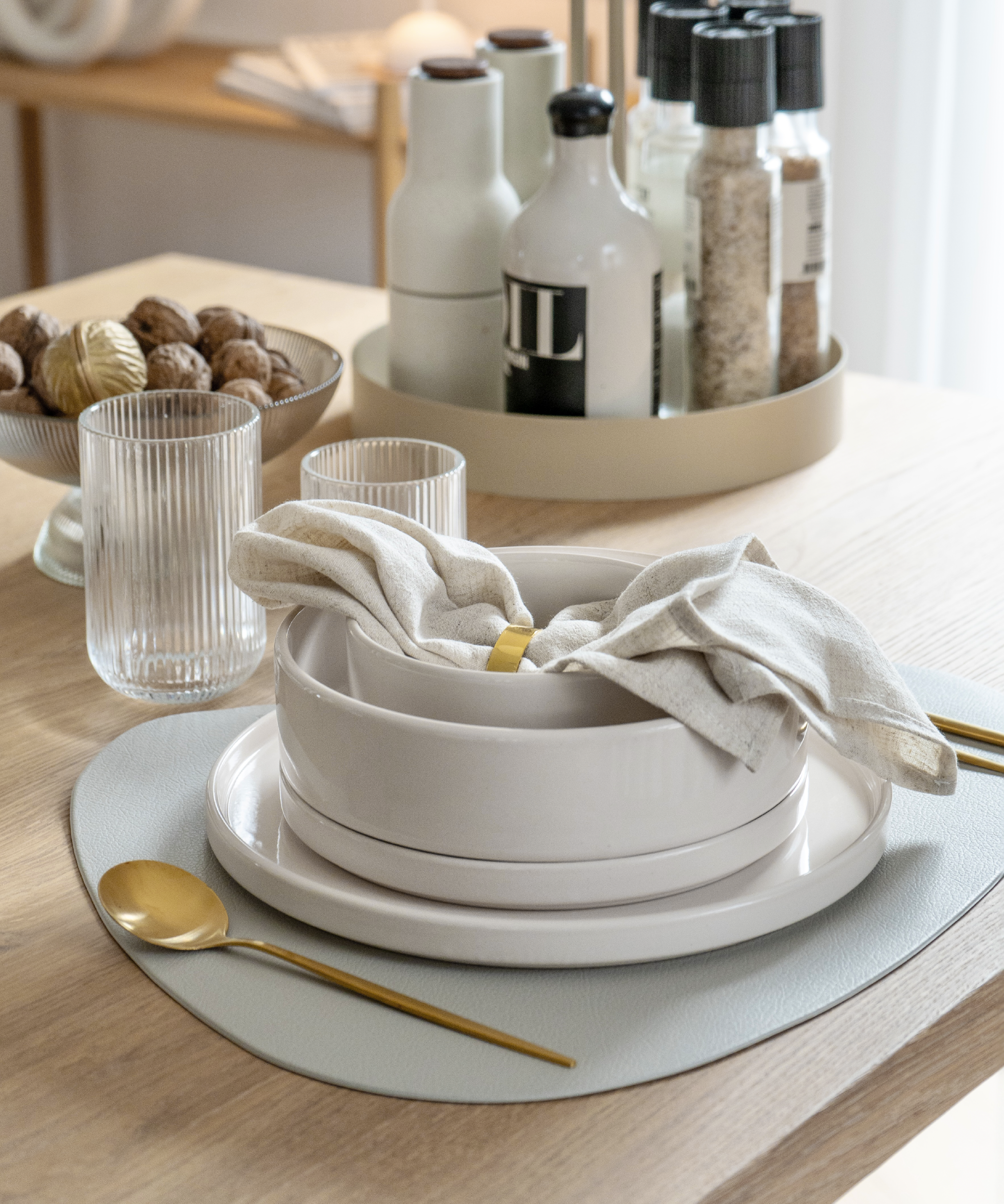 24-piece tableware set in cream white