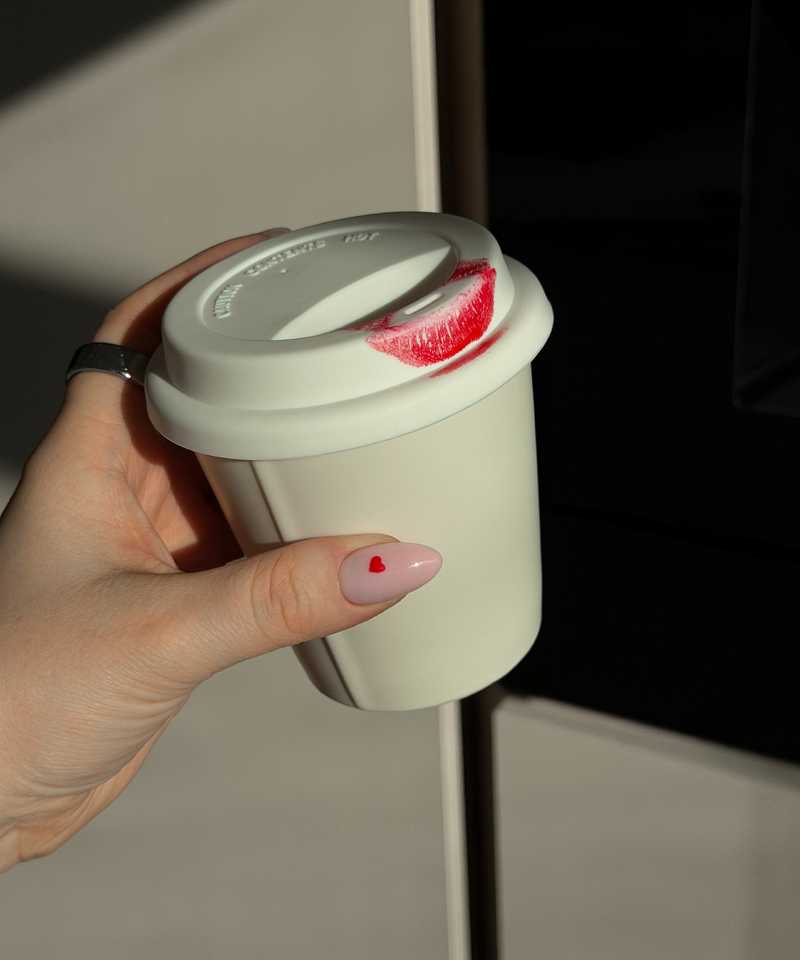 Keramik To-Go Becher mit weißem Silikon-Deckel aus der Serie Brooklyn – Größenübersicht