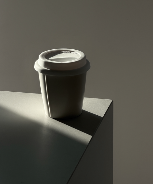 Keramik To-Go Becher mit weißem Silikon-Deckel aus der Serie Brooklyn – Seitenansicht
