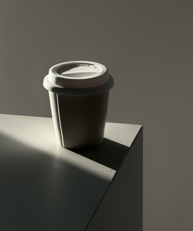 Keramik To-Go Becher mit weißem Silikon-Deckel aus der Serie Brooklyn – Seitenansicht
