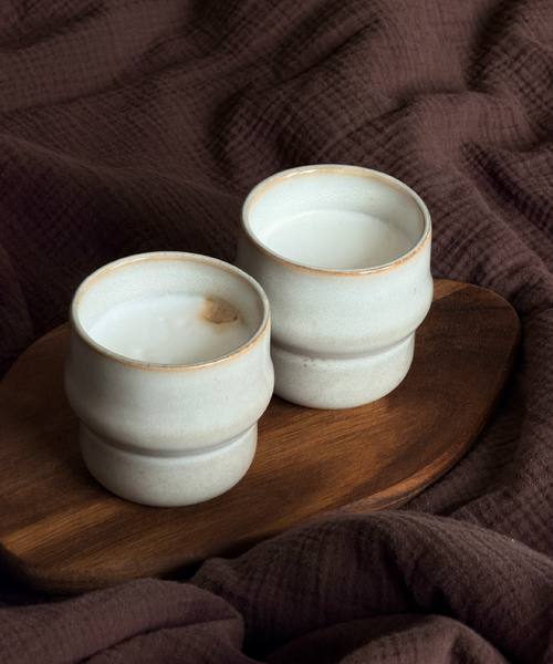 Keramik Becher im organischen Design aus der Serie Nami – Detailansicht