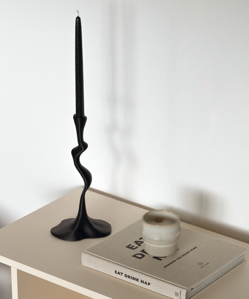 Keramik Becher im organischen Design aus der Serie Nami – Nahaufnahme der Oberfläche