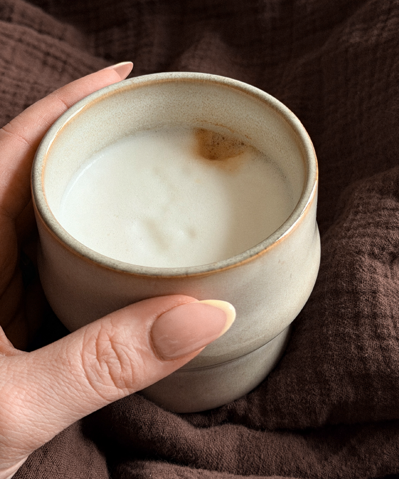 Keramik Becher im organischen Design aus der Serie Nami – Produktansicht