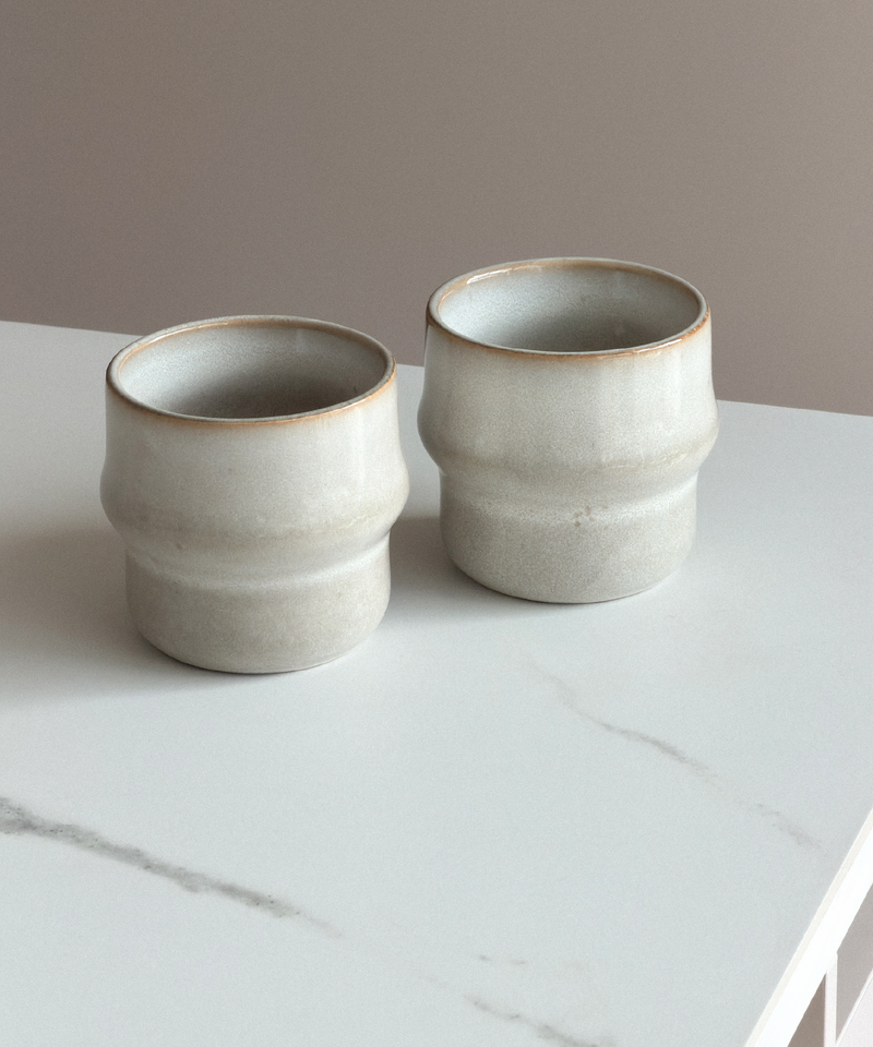 Keramik Becher im organischen Design aus der Serie Nami – Seitenansicht