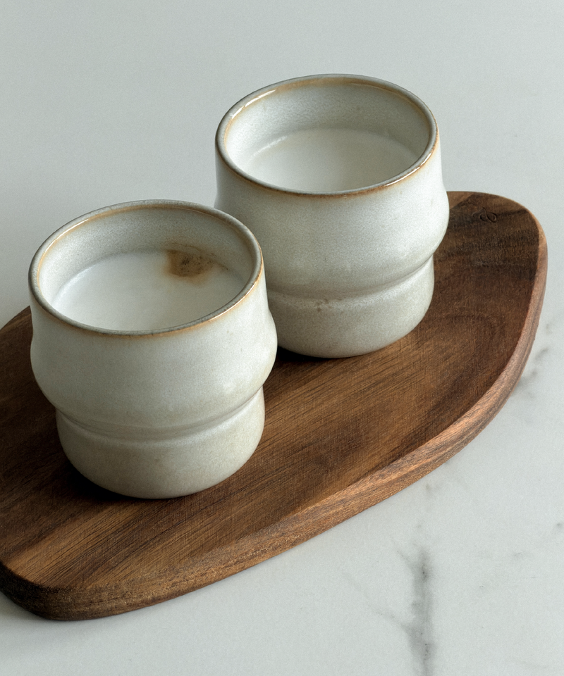 Keramik Becher im organischen Design aus der Serie Nami – im Wohnambiente