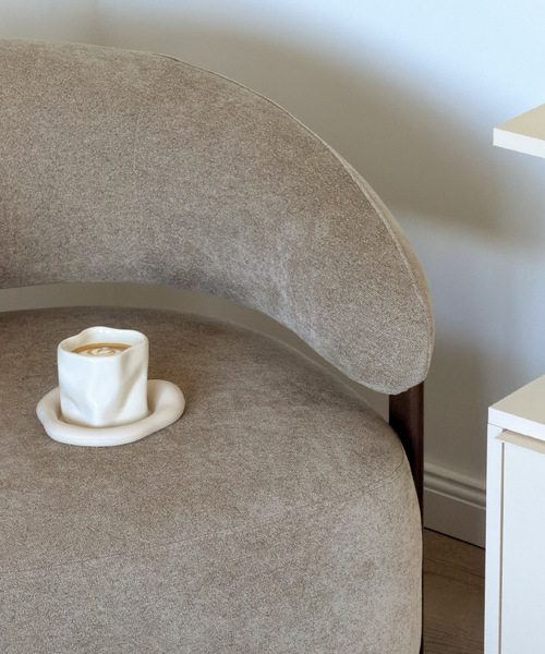 Silikon Untersetzer im organischen Design Beige aus der Serie Elou – im Wohnambiente