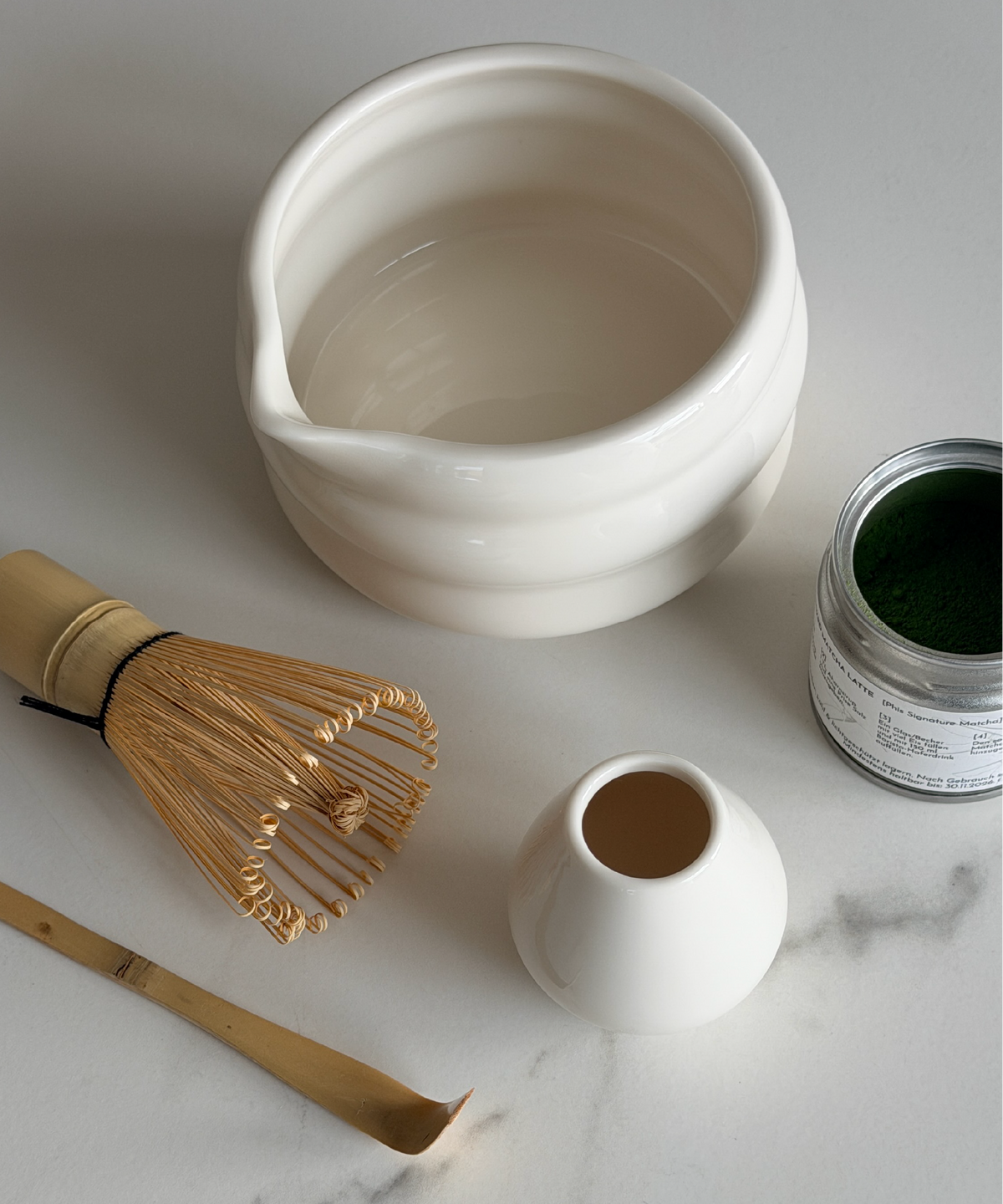 Matcha Set mit Löffel, Besen und Halter aus der Serie Akio – Detailansicht