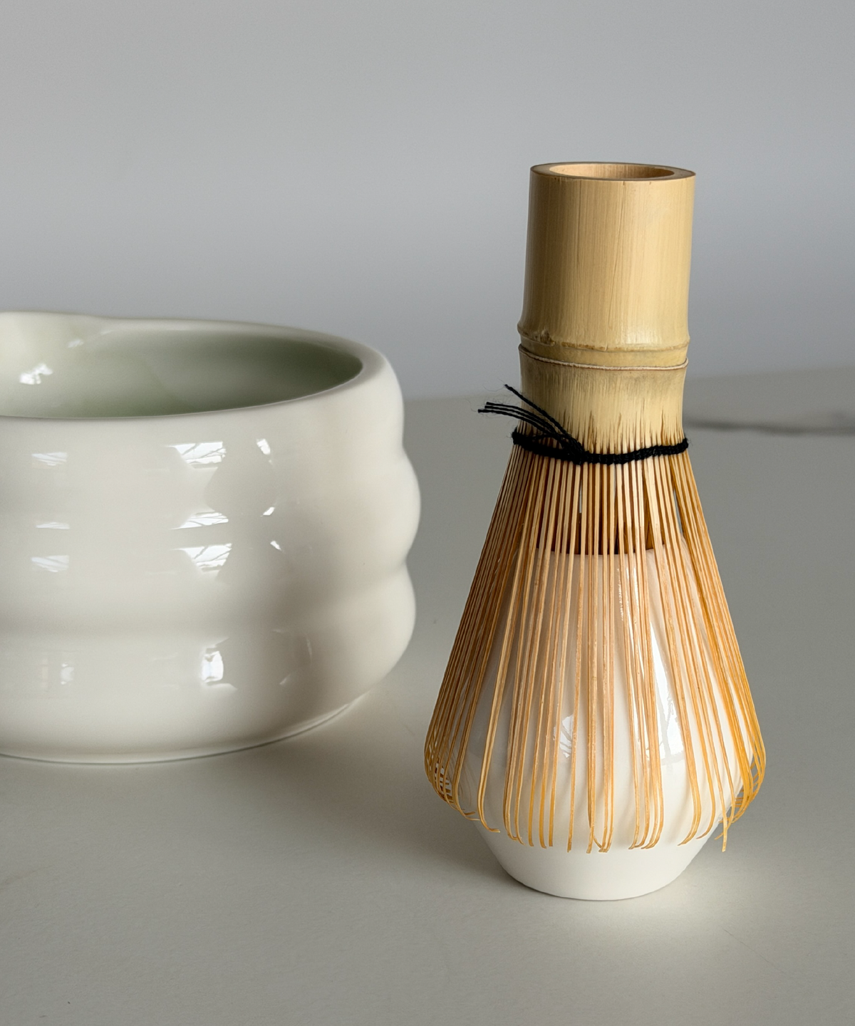 Matcha Set mit Löffel, Besen und Halter aus der Serie Akio – Seitenansicht