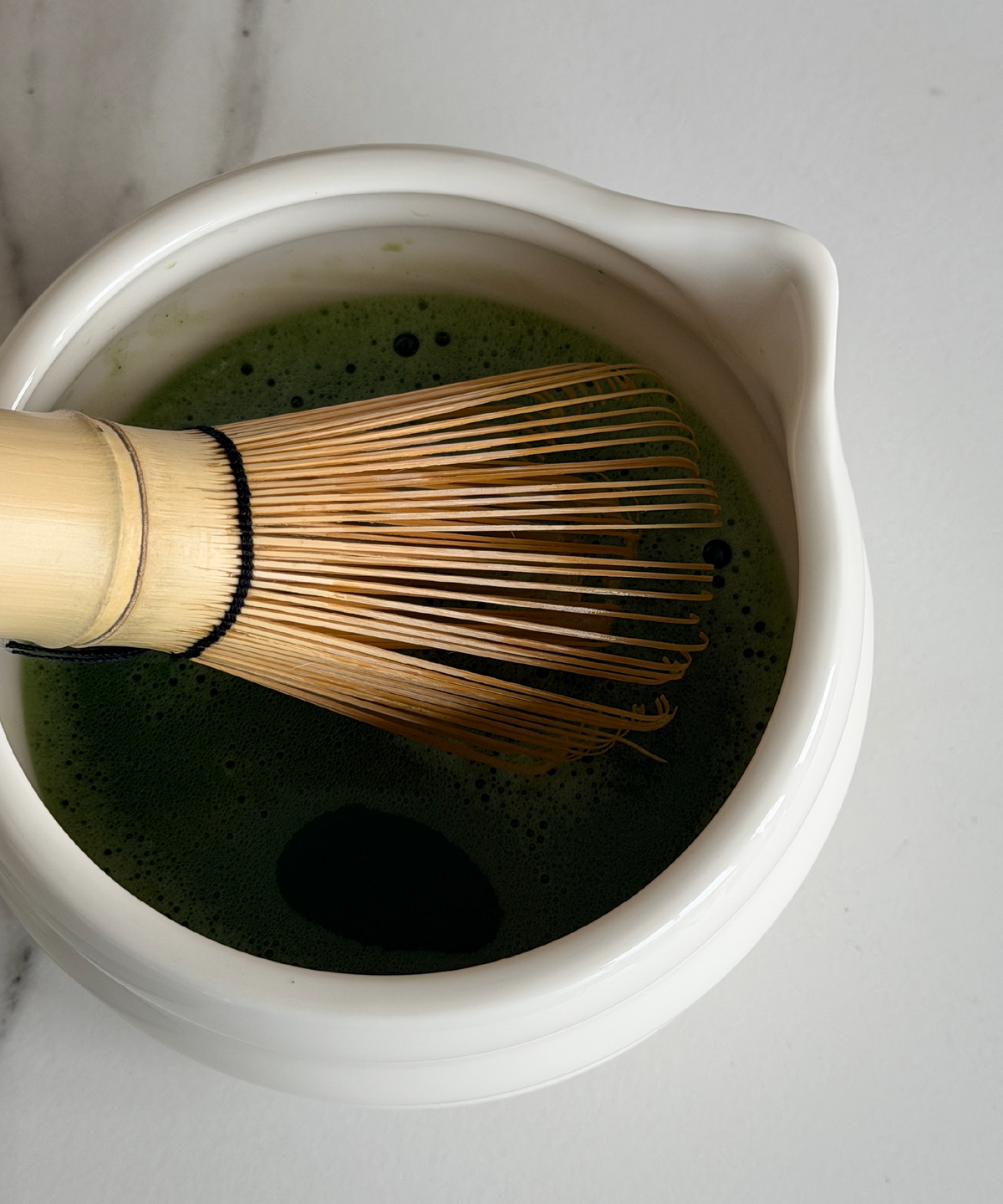 Matcha Set mit Löffel, Besen und Halter aus der Serie Akio – Nahaufnahme der Oberfläche