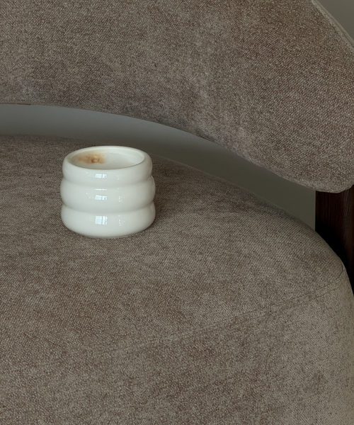 Keramik Becher im Wellen-Design aus der Serie Akio – Nahaufnahme der Oberfläche