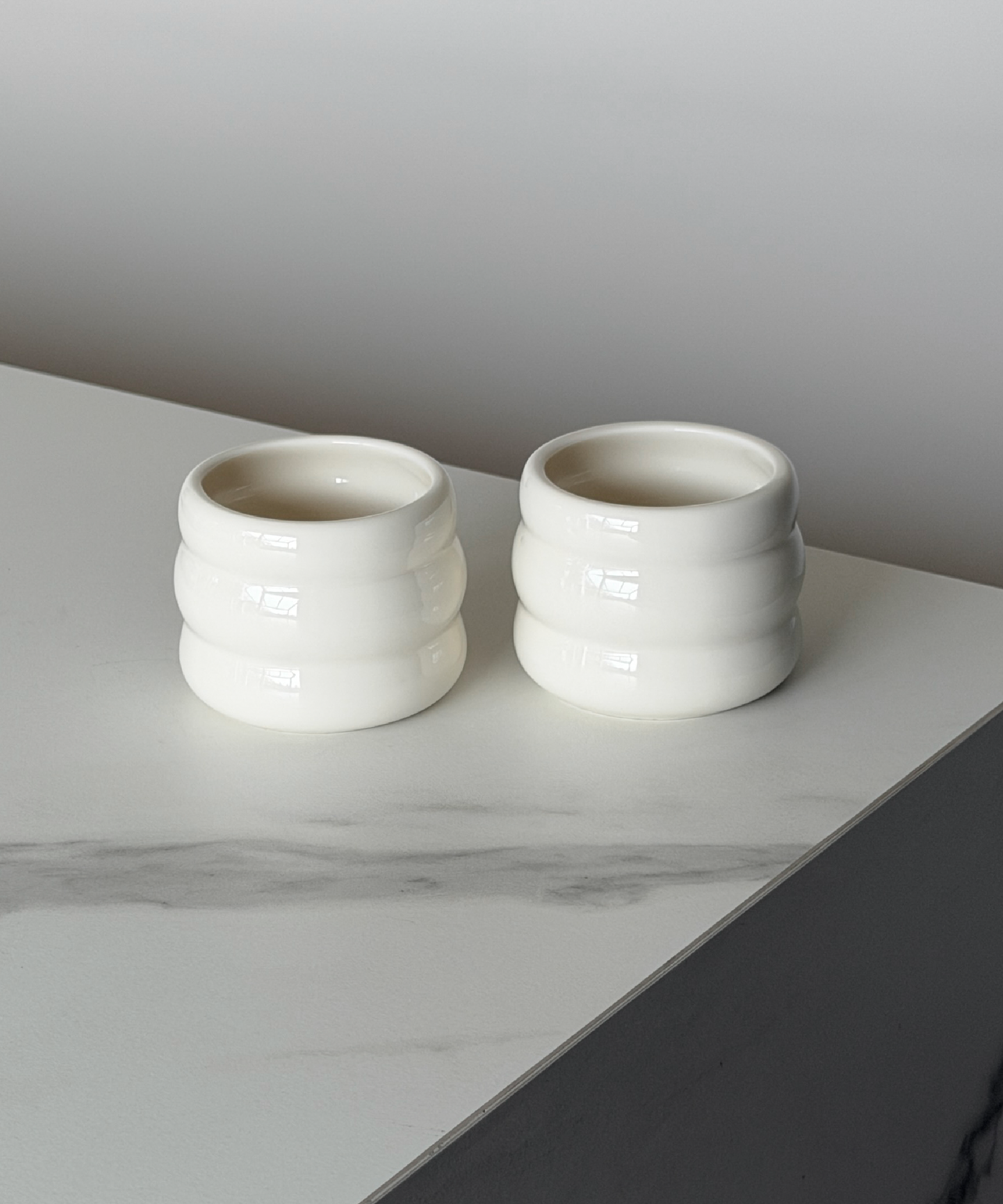 Keramik Becher im Wellen-Design | Akio