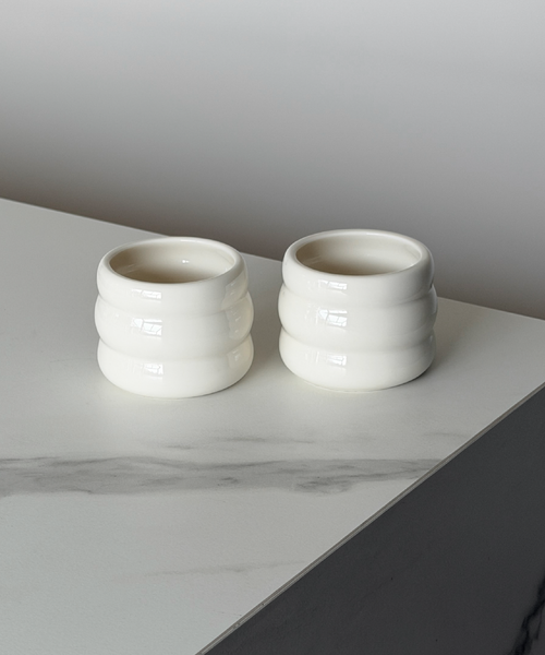 Keramik Becher im Wellen-Design aus der Serie Akio – Produktansicht