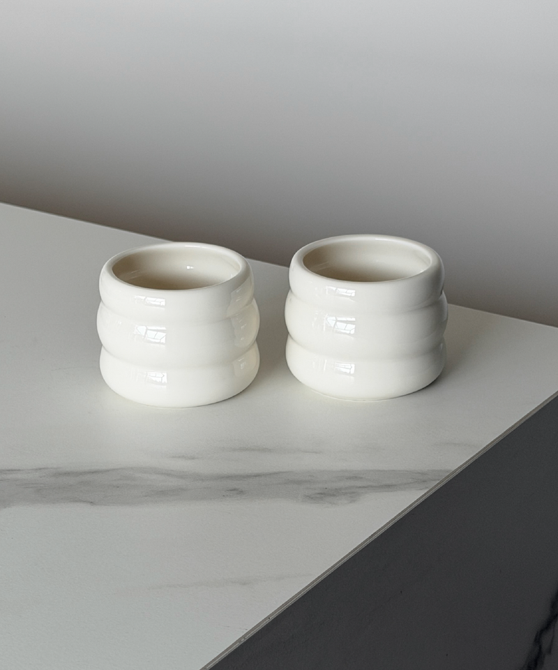 Keramik Becher im Wellen-Design aus der Serie Akio – Produktansicht