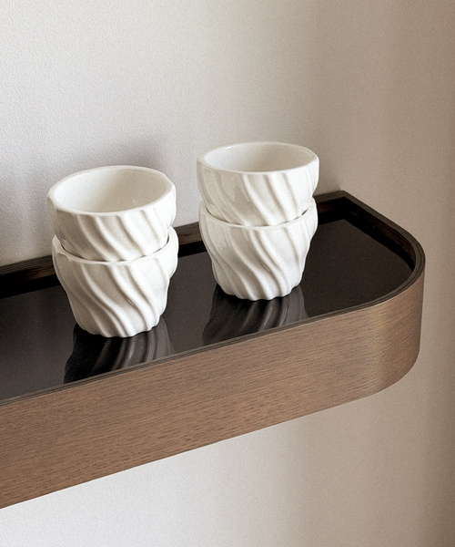 Keramik Becher mit Wellenstruktur aus der Serie Kaia – im Wohnambiente