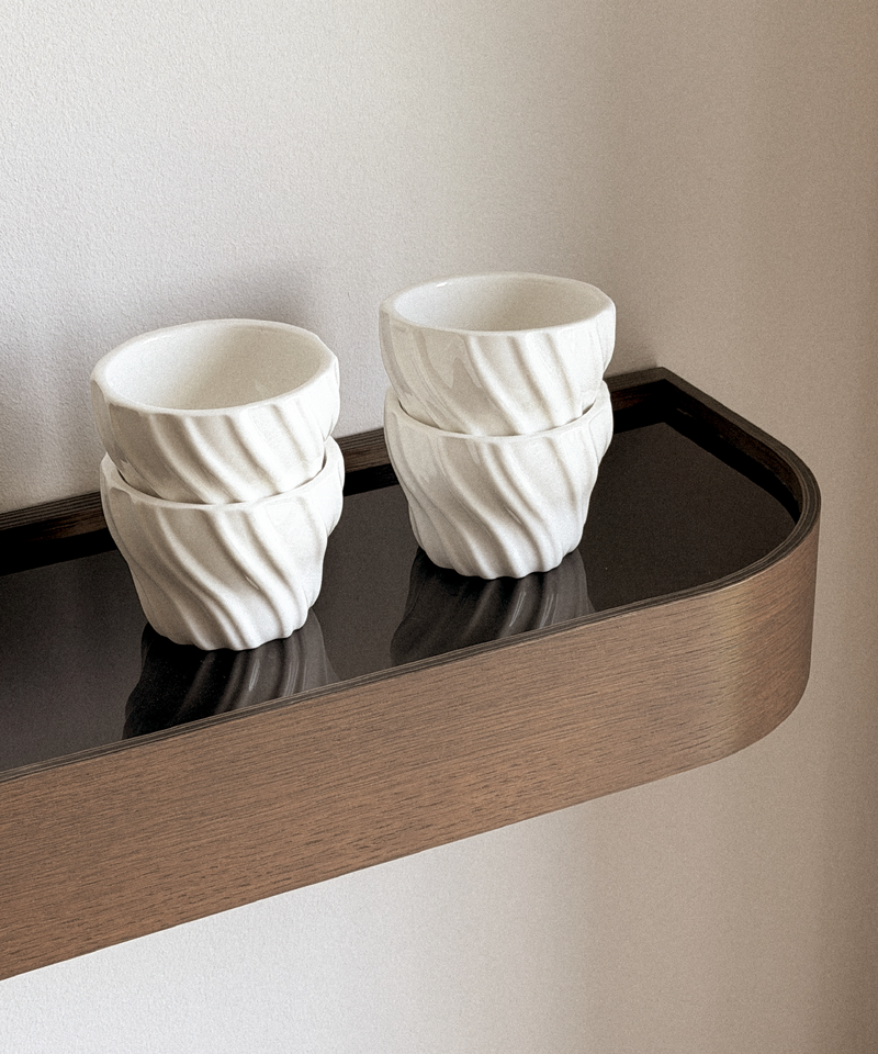 Keramik Becher mit Wellenstruktur aus der Serie Kaia – im Wohnambiente