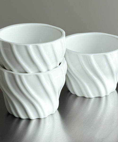 Keramik Becher mit Wellenstruktur aus der Serie Kaia – Produktansicht