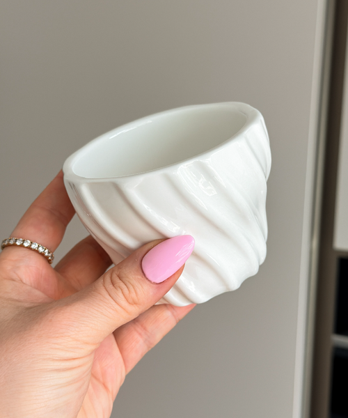 Keramik Becher mit Wellenstruktur aus der Serie Kaia – Seitenansicht im Detail