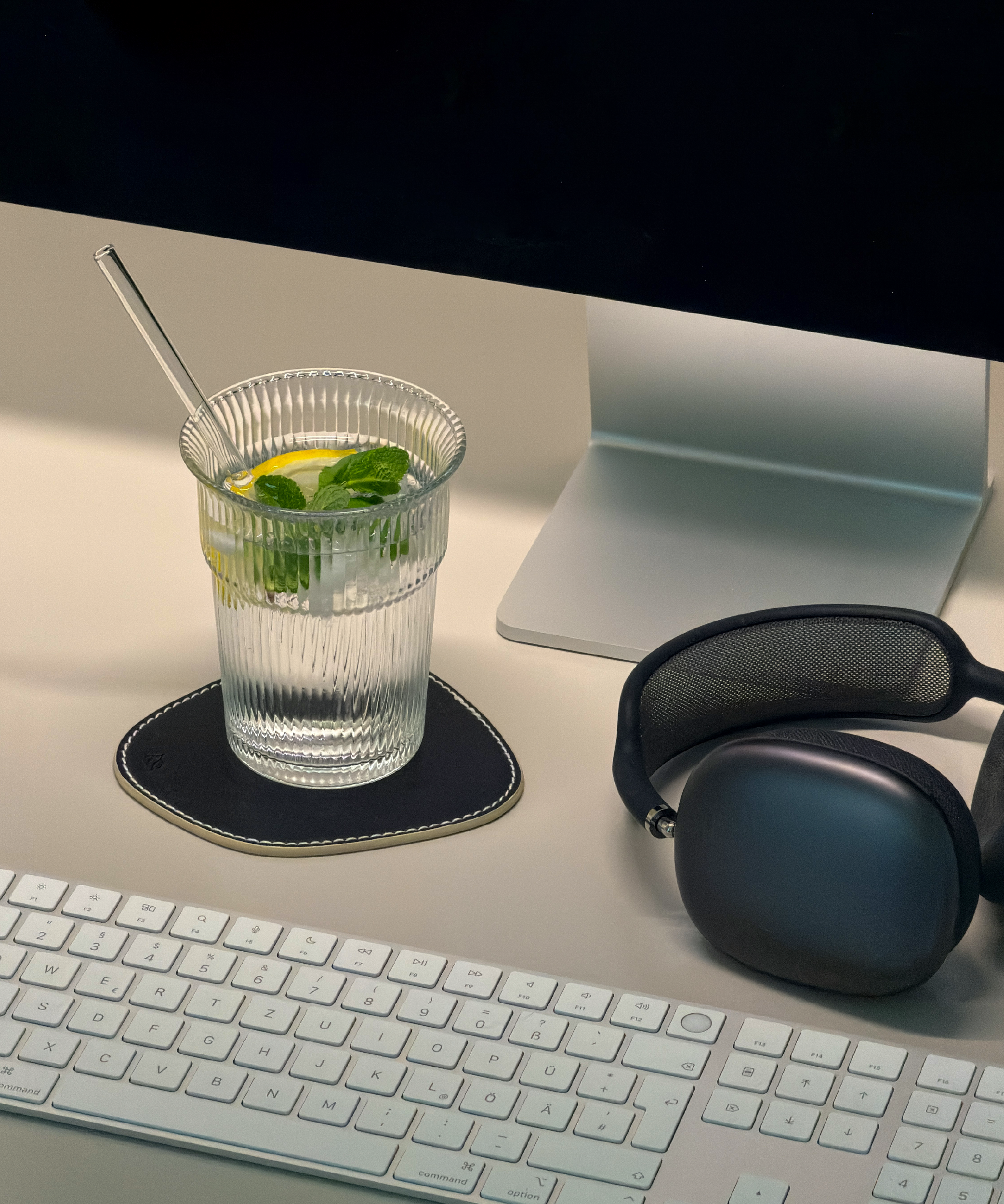 Ribbed Drinking Glass in To-Go Design | Liva