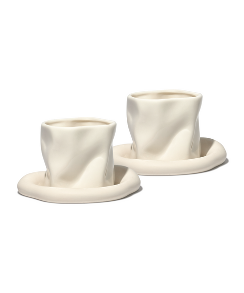 Organischer Keramik Becher mit beigen Untersetzern – alaska + elou collection von 7 O'CLOCK