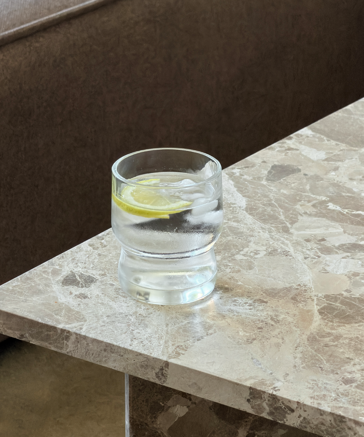 Trinkglas im kurvigen Design aus der Serie Cala – im Wohnambiente