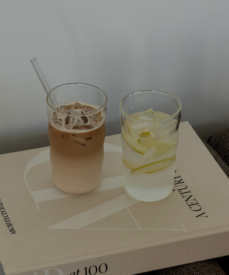 Großes Trinkglas im Wellen-Design aus der Serie Capri – Detailansicht