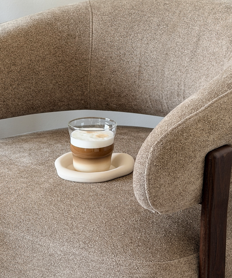 Kleines Trinkglas im Wellen-Design aus der Serie Capri – Nahaufnahme der Oberfläche