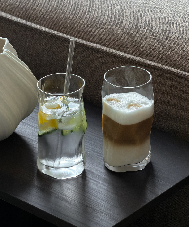 Großes Trinkglas im skulpturalen Design aus der Serie Glace – Detailansicht
