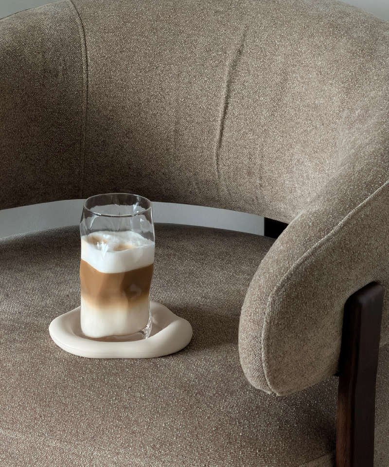 Großes Trinkglas im skulpturalen Design aus der Serie Glace – Nahaufnahme der Oberfläche