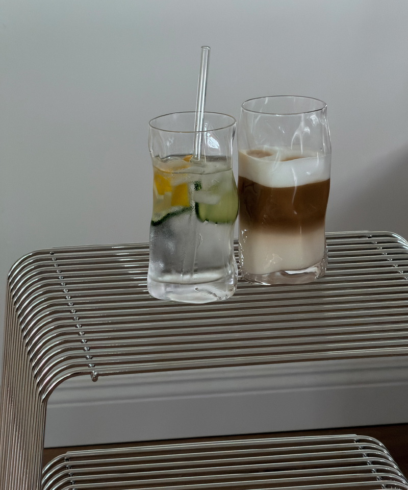 Großes Trinkglas im skulpturalen Design aus der Serie Glace – Produktansicht