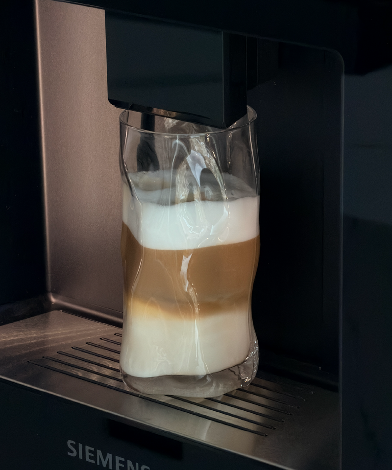 Großes Trinkglas im skulpturalen Design aus der Serie Glace – Seitenansicht
