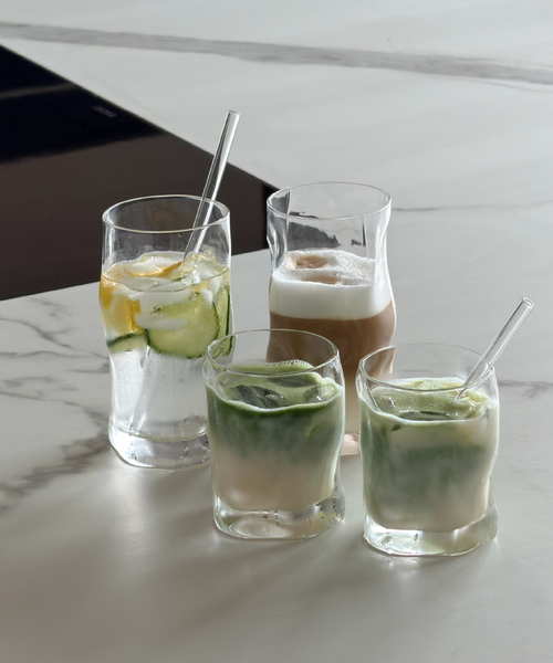 Großes Trinkglas im skulpturalen Design aus der Serie Glace – Größenübersicht