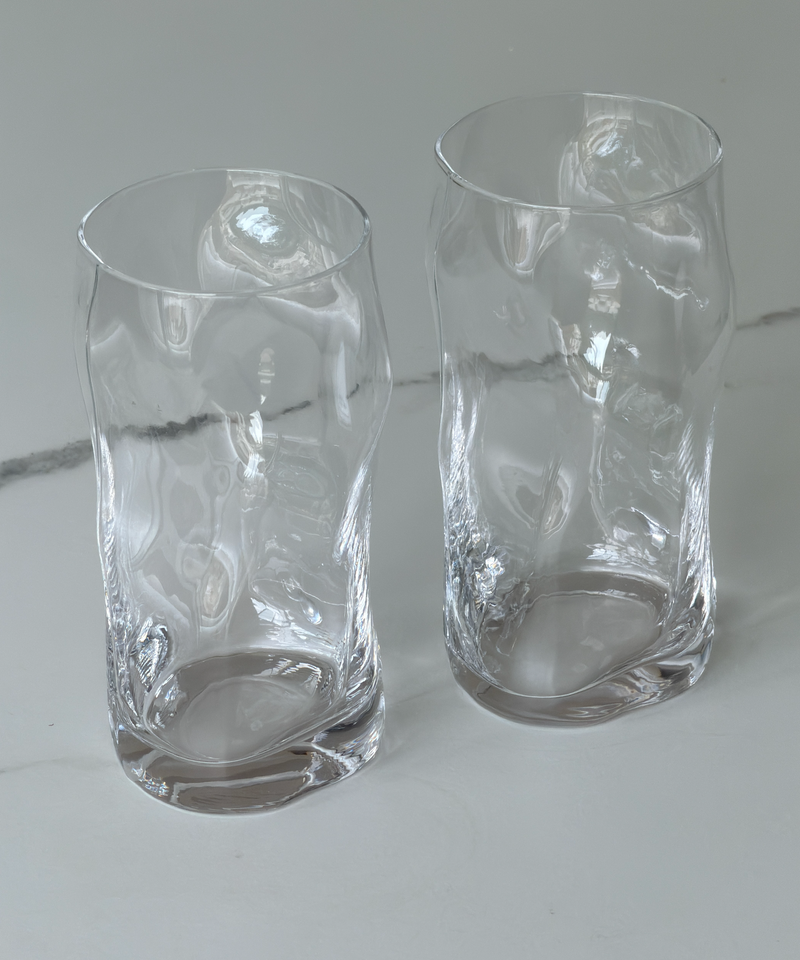 Großes Trinkglas im skulpturalen Design aus der Serie Glace – Materialdetail