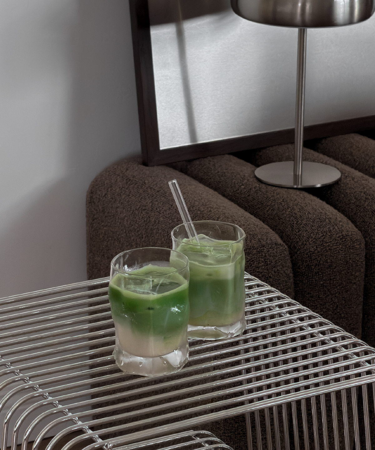 Kleines Trinkglas im skulpturalen Design aus der Serie Glace – Detailansicht