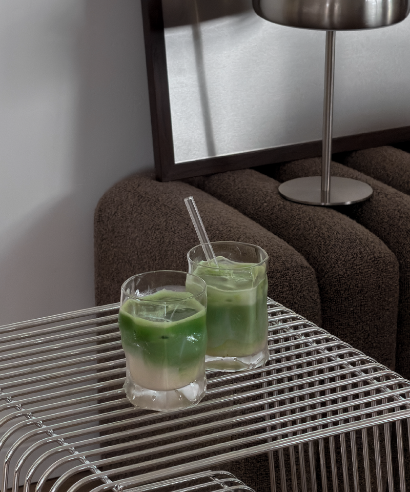Kleines Trinkglas im skulpturalen Design aus der Serie Glace – Detailansicht