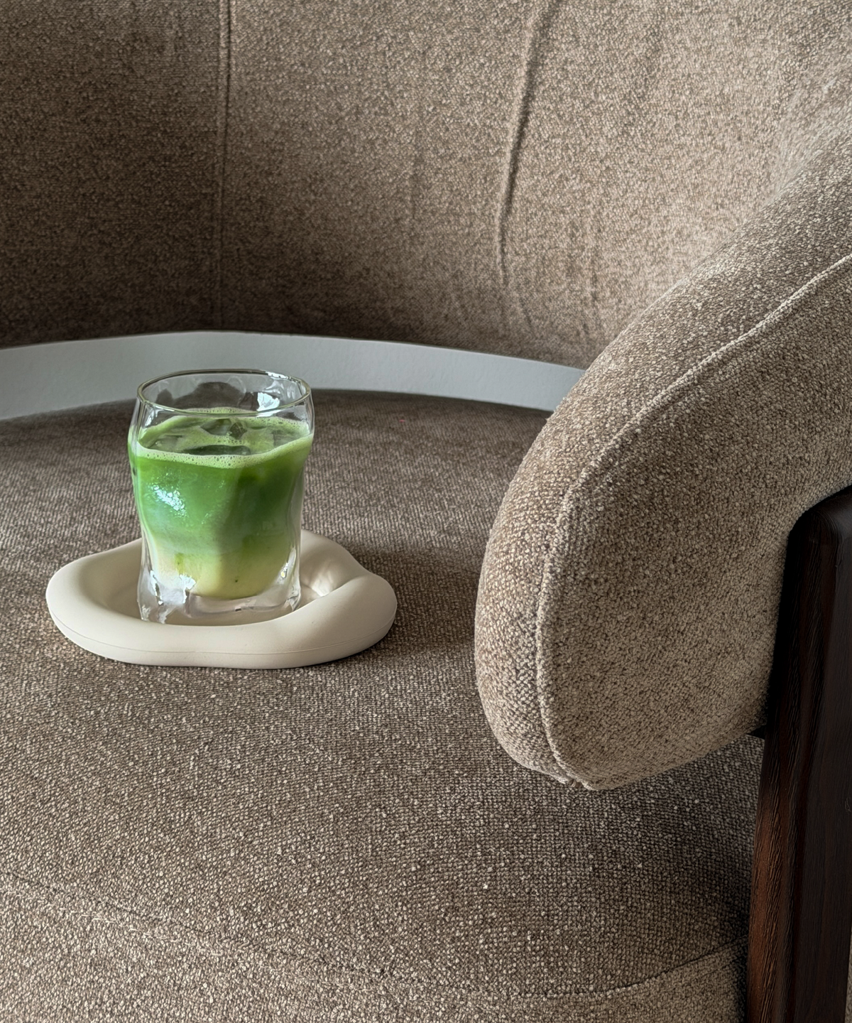 Kleines Trinkglas im skulpturalen Design aus der Serie Glace – Größenübersicht