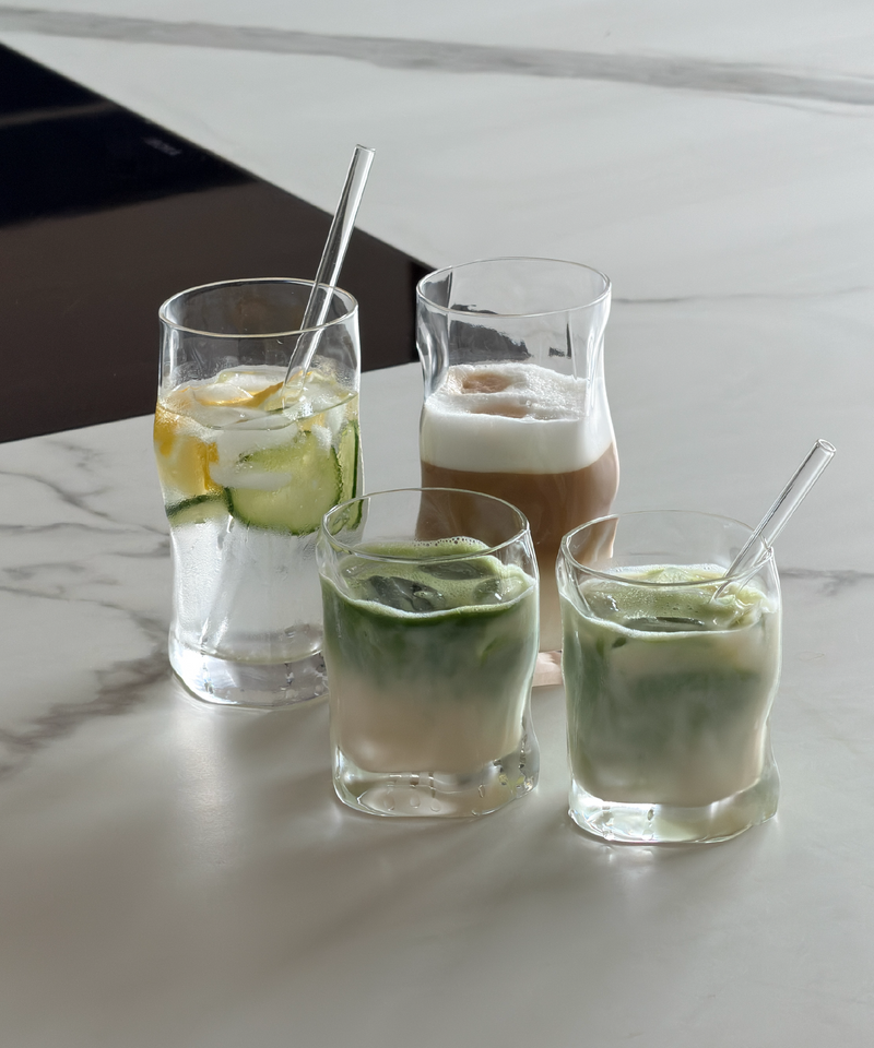 Kleines Trinkglas im skulpturalen Design aus der Serie Glace – Nahaufnahme der Oberfläche