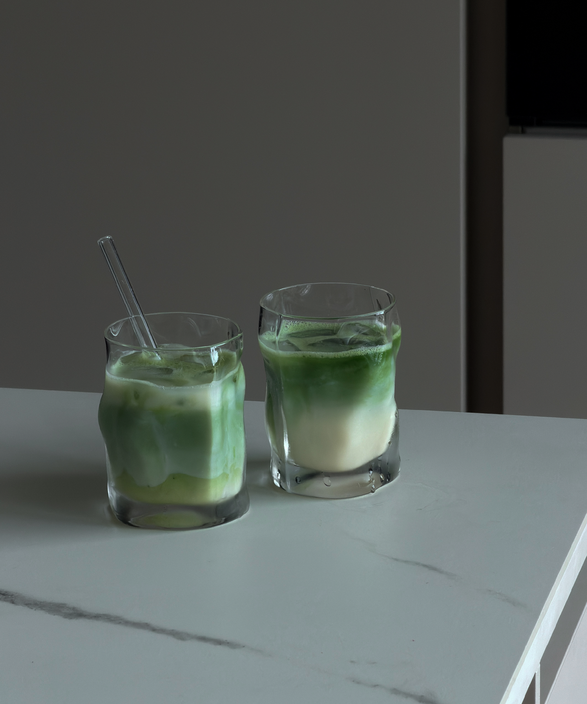 Kleines Trinkglas im skulpturalen Design aus der Serie Glace – Materialdetail
