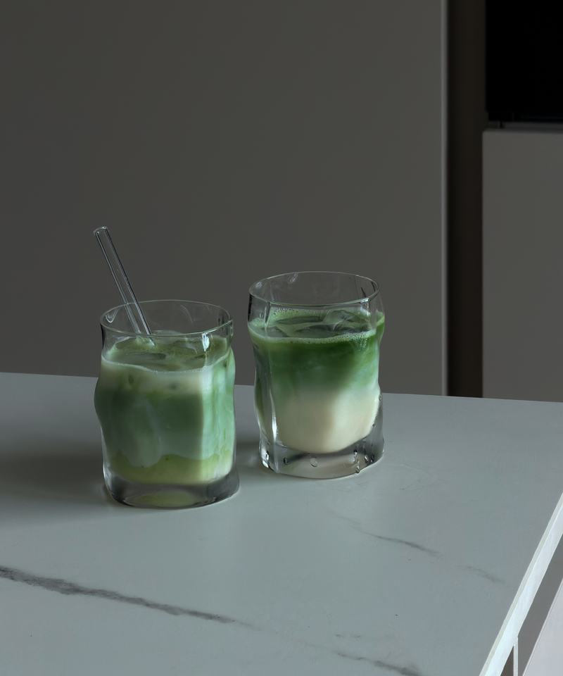 Kleines Trinkglas im skulpturalen Design aus der Serie Glace – Materialdetail