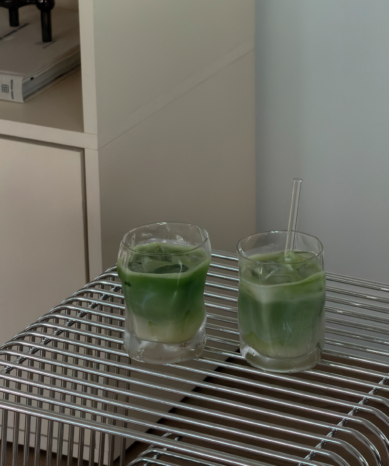 Kleines Trinkglas im skulpturalen Design aus der Serie Glace – Seitenansicht