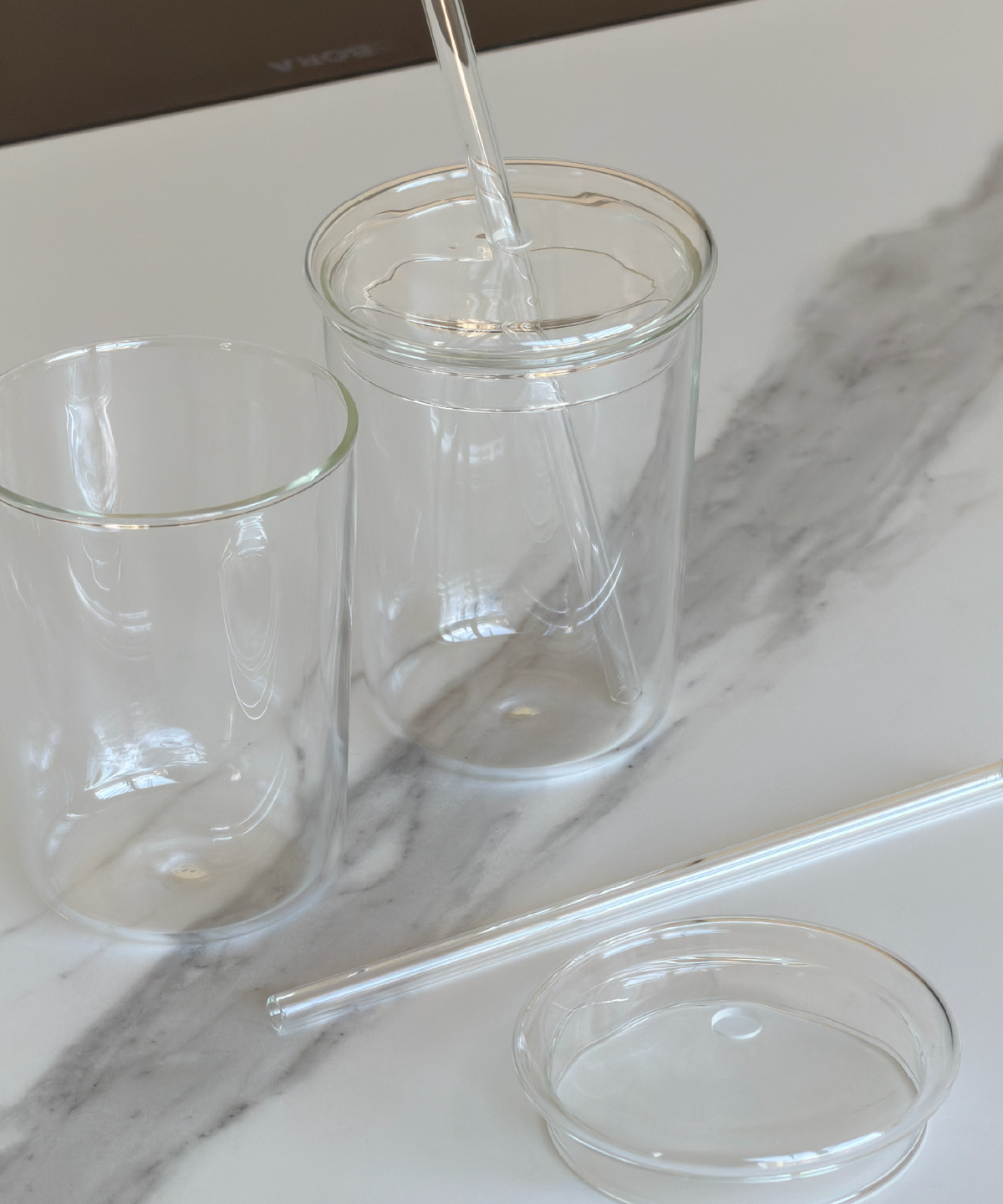 Trinkglas mit Deckel und Strohhalm im To-Go Design aus der Serie Liv – Seitenansicht