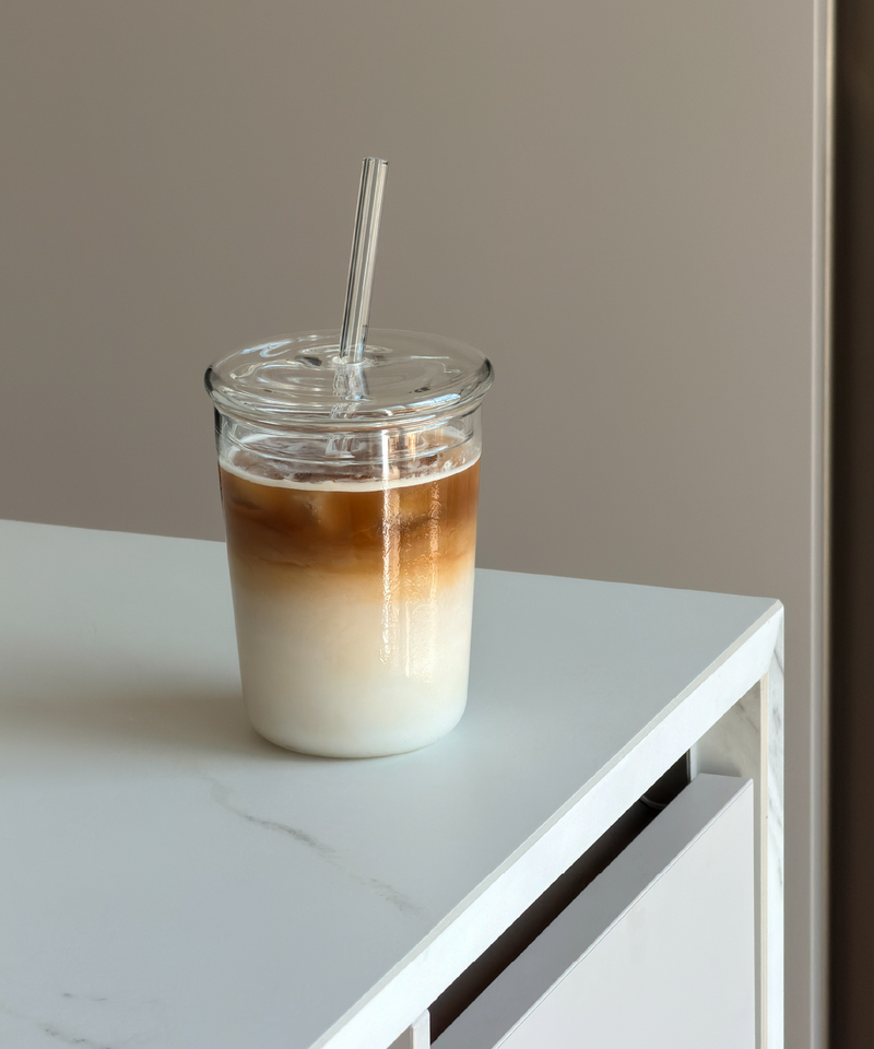 Trinkglas mit Deckel und Strohhalm im To-Go Design aus der Serie Liv – Produktansicht
