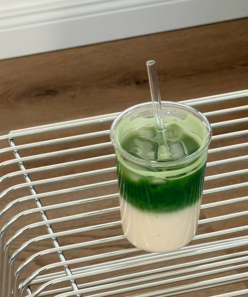 Trinkglas mit Deckel und Strohhalm im To-Go Design aus der Serie Liv – Draufsicht