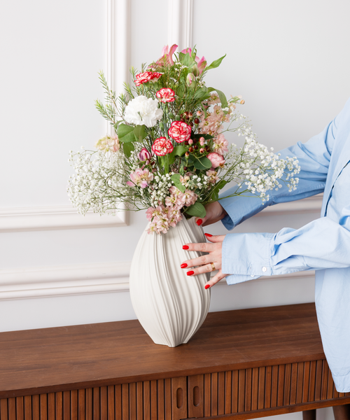 Längliche Keramik Vase in Weiß aus der Serie Flora – Detailansicht
