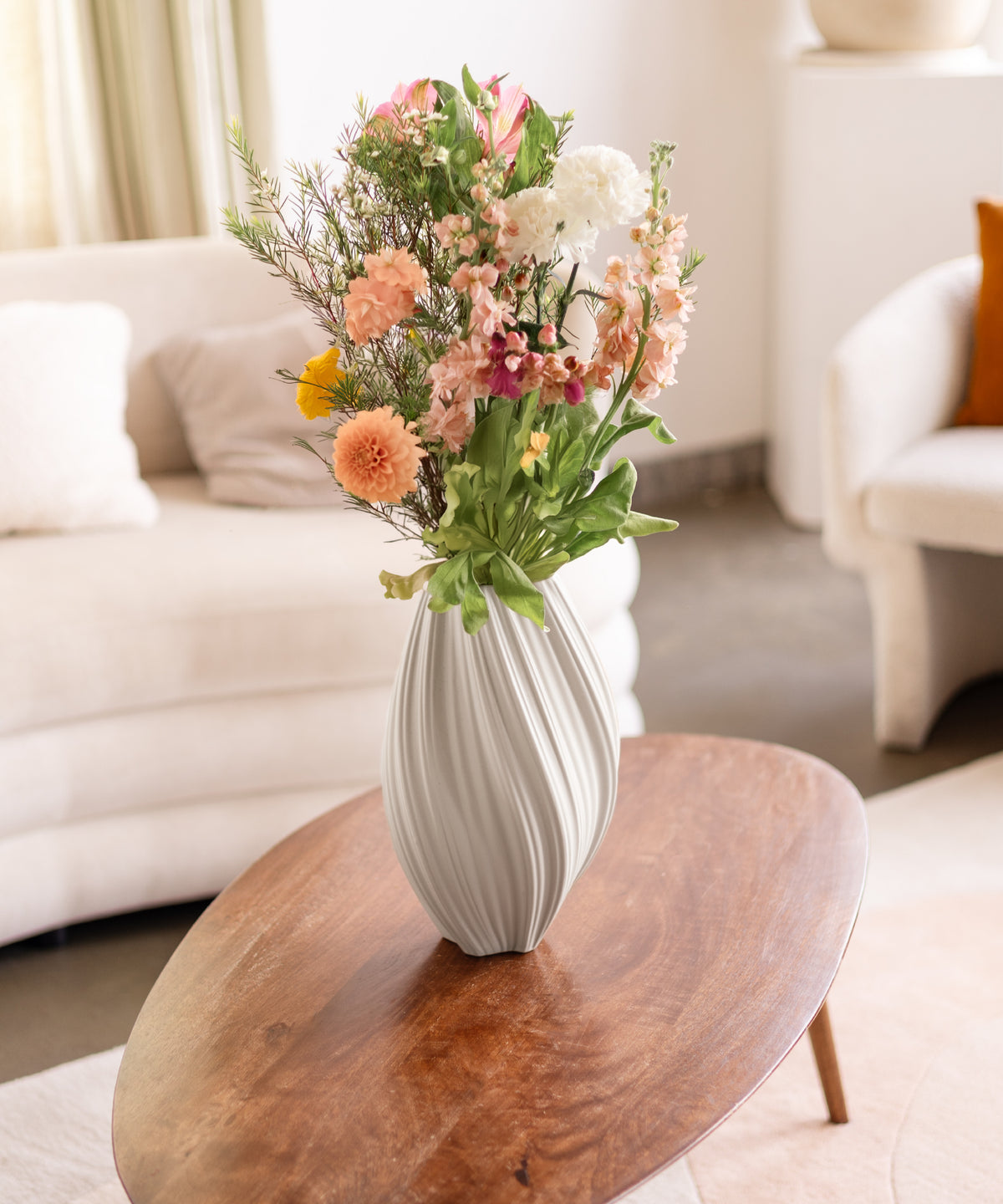 Längliche Keramik Vase in Weiß aus der Serie Flora – Größenübersicht