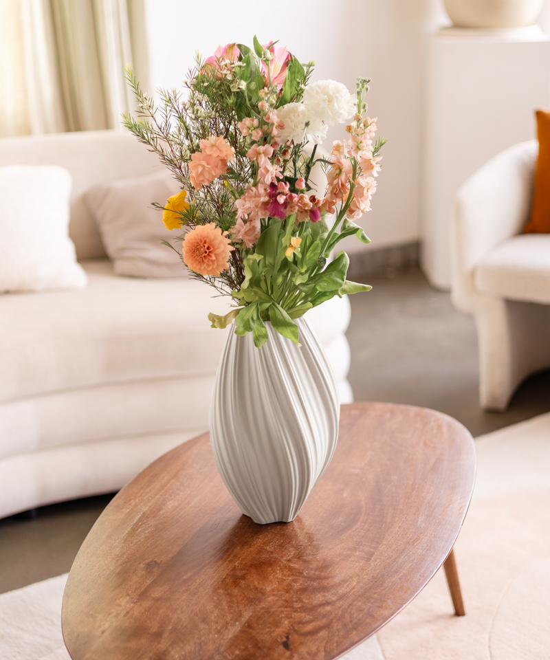 Längliche Keramik Vase in Weiß aus der Serie Flora – Größenübersicht